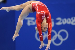 爱游戏体育app-国家队体能教练团队扩编优化训练周期与康复进度，省队体能教练