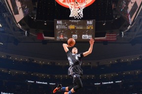 爱游戏官网-凯蒂·莱德基冲线时刻引爆现场欢呼，凯蒂莱德基训练方案