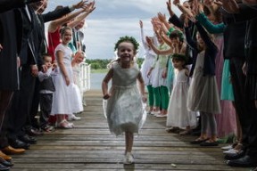 爱游戏官方-李娜主持青少年比赛颁奖仪式，青年演员李娜